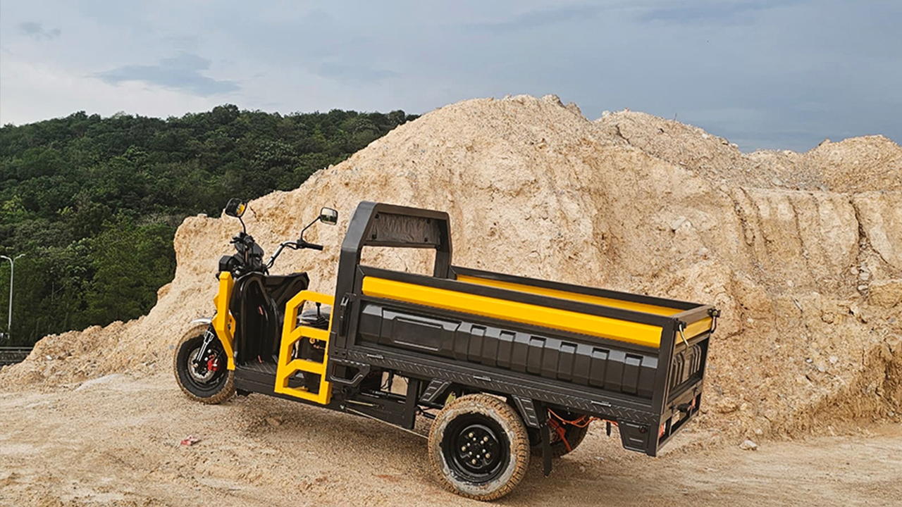 Palm oil FFB harvest worker on a plantation in Malaysia. Electric cargo trikes eliminate manual hauling from RM11,600.